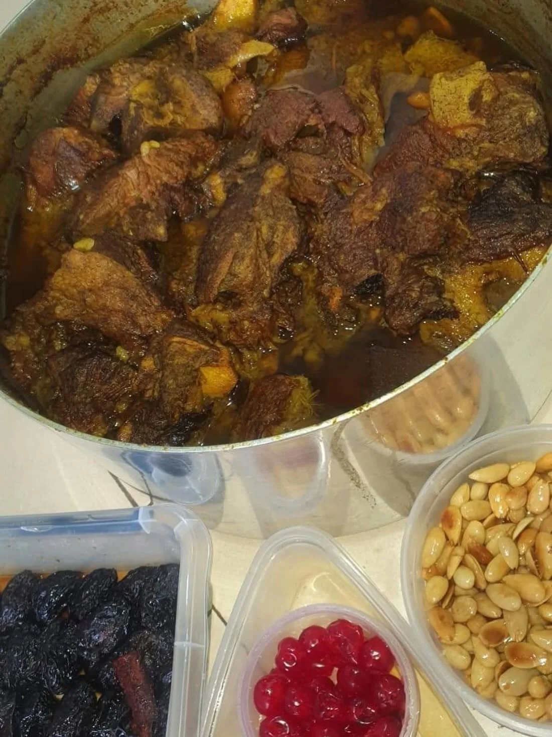 Bœuf beldi mijoté, pruneaux et amandes – Jomana Baldi