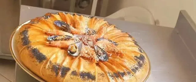 Pastilla aux fruits de mer décorée de crevettes et moules – Jomana Baldi