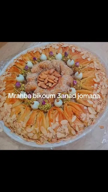 Pastilla décorée aux amandes et à la cannelle – Traiteur Jomana Baldi