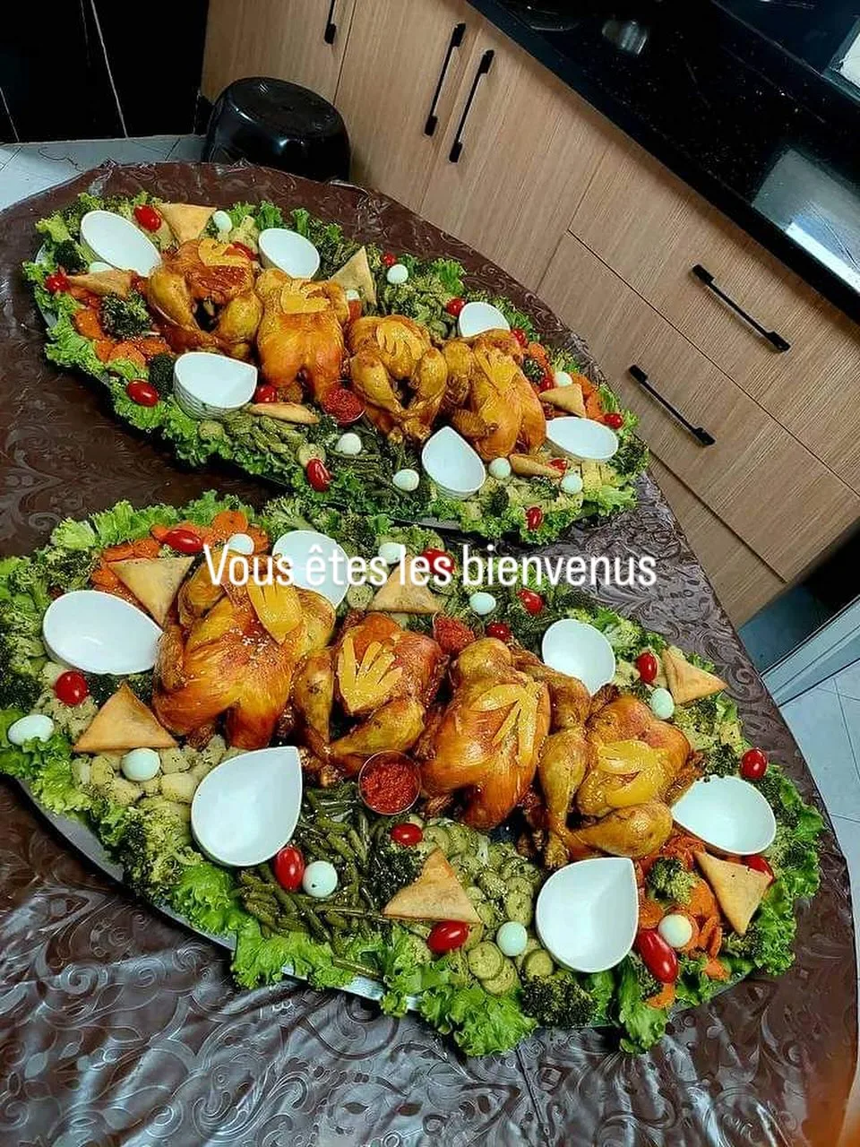 Poulets à la daghmira sur lit de salade – Traiteur Jomana Baldi