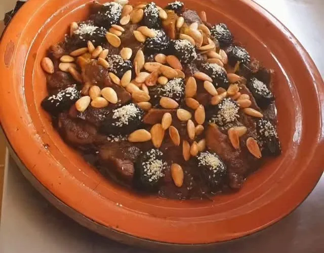 Tajine aux pruneaux, amandes et sésame – Traiteur Jomana Baldi