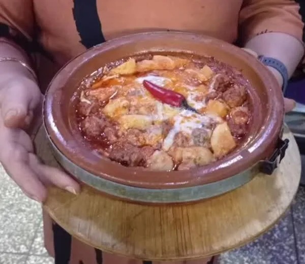 Tajine maison mijoté, servi en terre cuite – Jomana Baldi