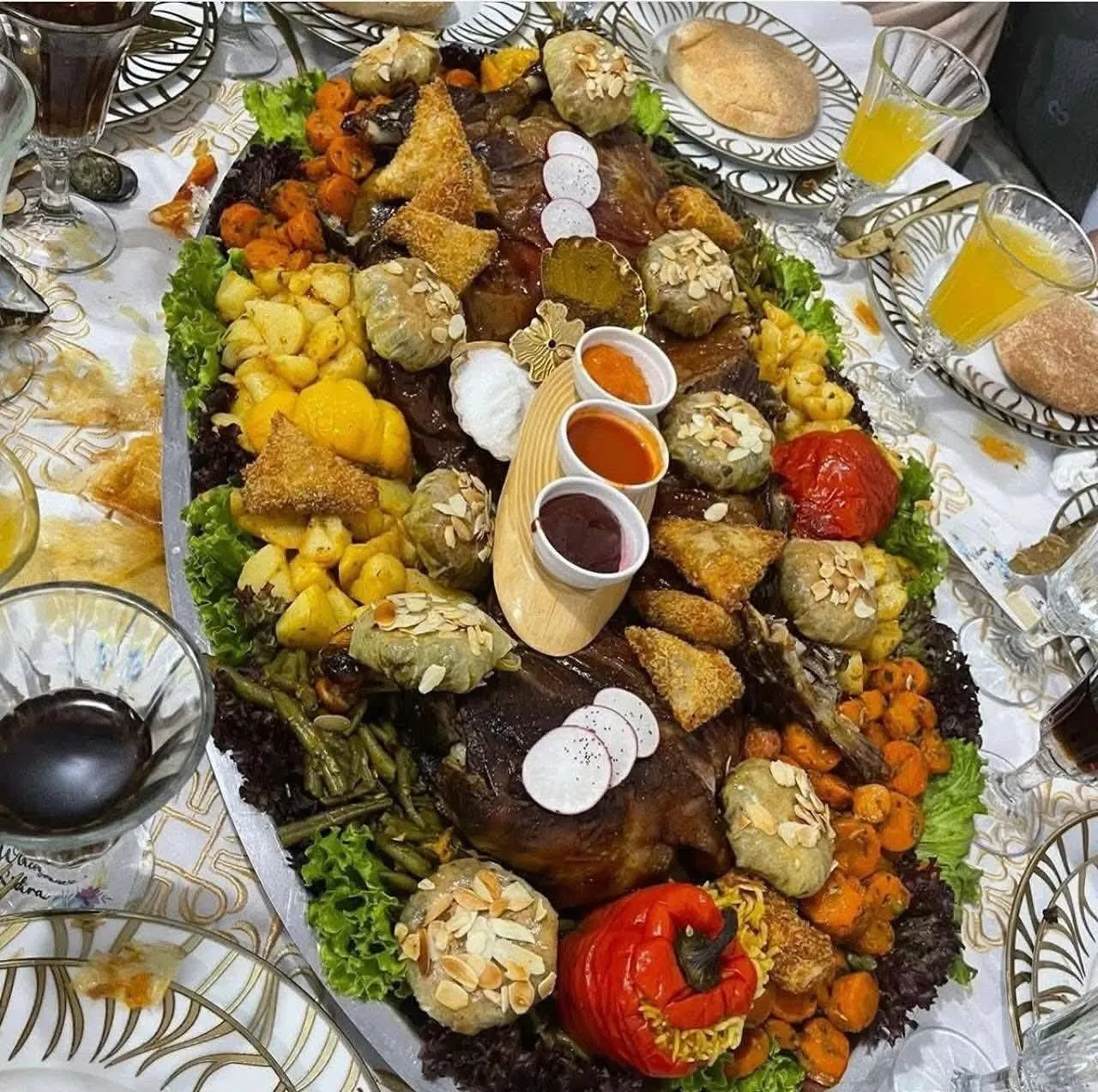 Plat de prestige pour réception : viande, briouates et légumes farcis – Jomana Baldi